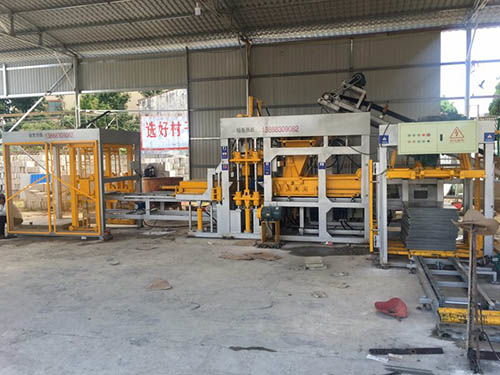 安寧半自動免燒磚機(jī)生產(chǎn)廠家服務(wù)為先，昆明空港經(jīng)濟(jì)區(qū)創(chuàng)茂塑料制品廠柜臺