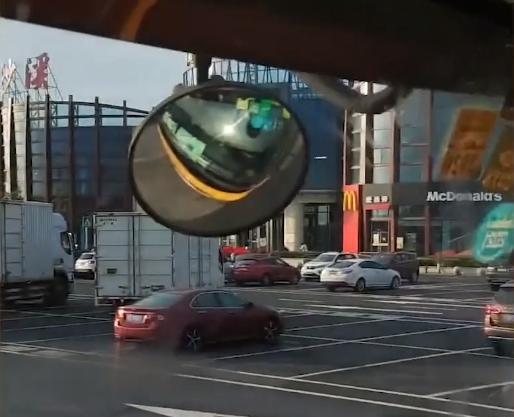 服務(wù)區(qū)停車場現(xiàn)遺棄包裹，司機(jī)警示 這個東西不能撿